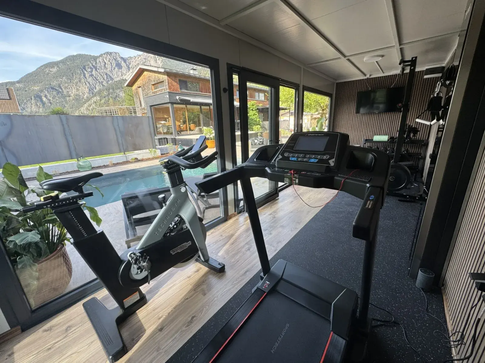 Sprave u fitnes kontejneru uz staklenu stijenu