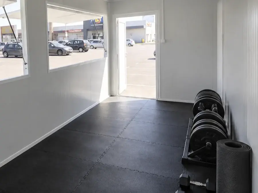 Gumeni pod u fitnes kontejneru, sa stalkom za utege