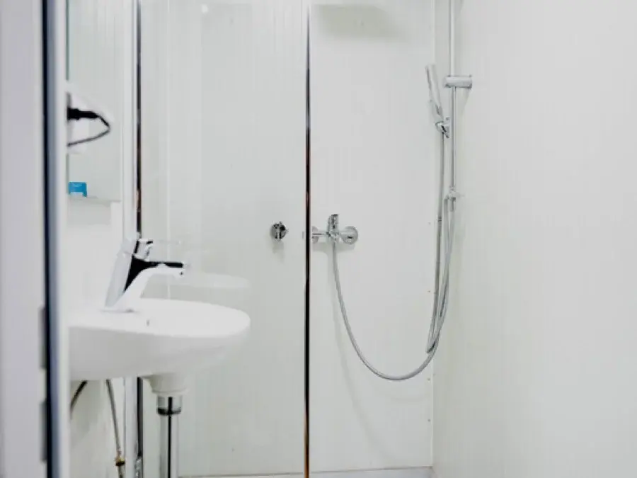 Tuš i umivaonik u sanitarnom modulu EKO BOX