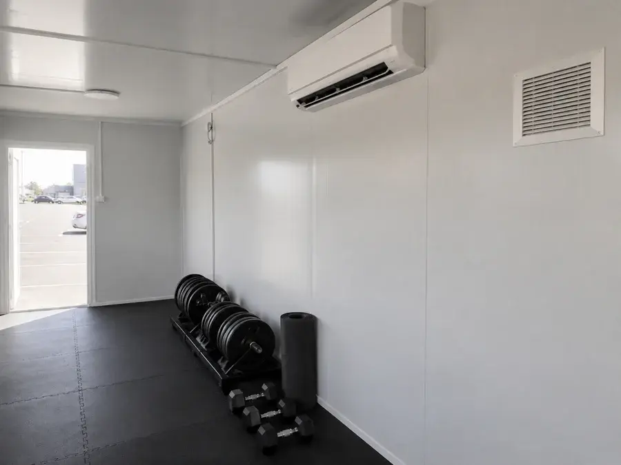 Klima uređaj i ventilacijska rešetka u fitnes kontejneru
