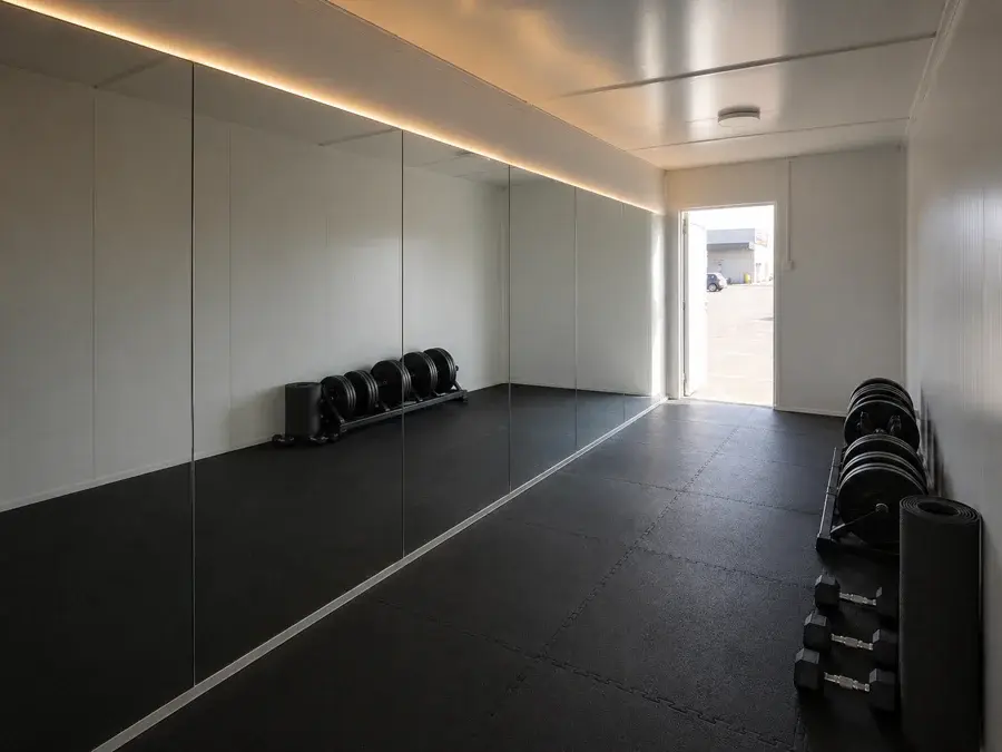 Zrcalna stijena u fitnes kontejneru