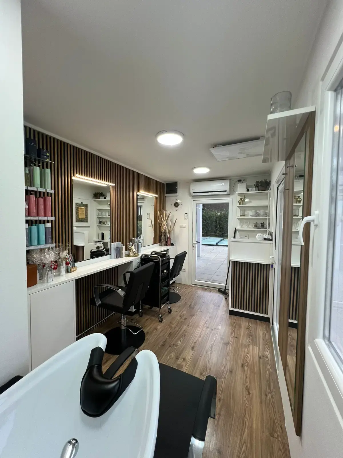 Frizerski salon uređen u kontejnerskom modulu