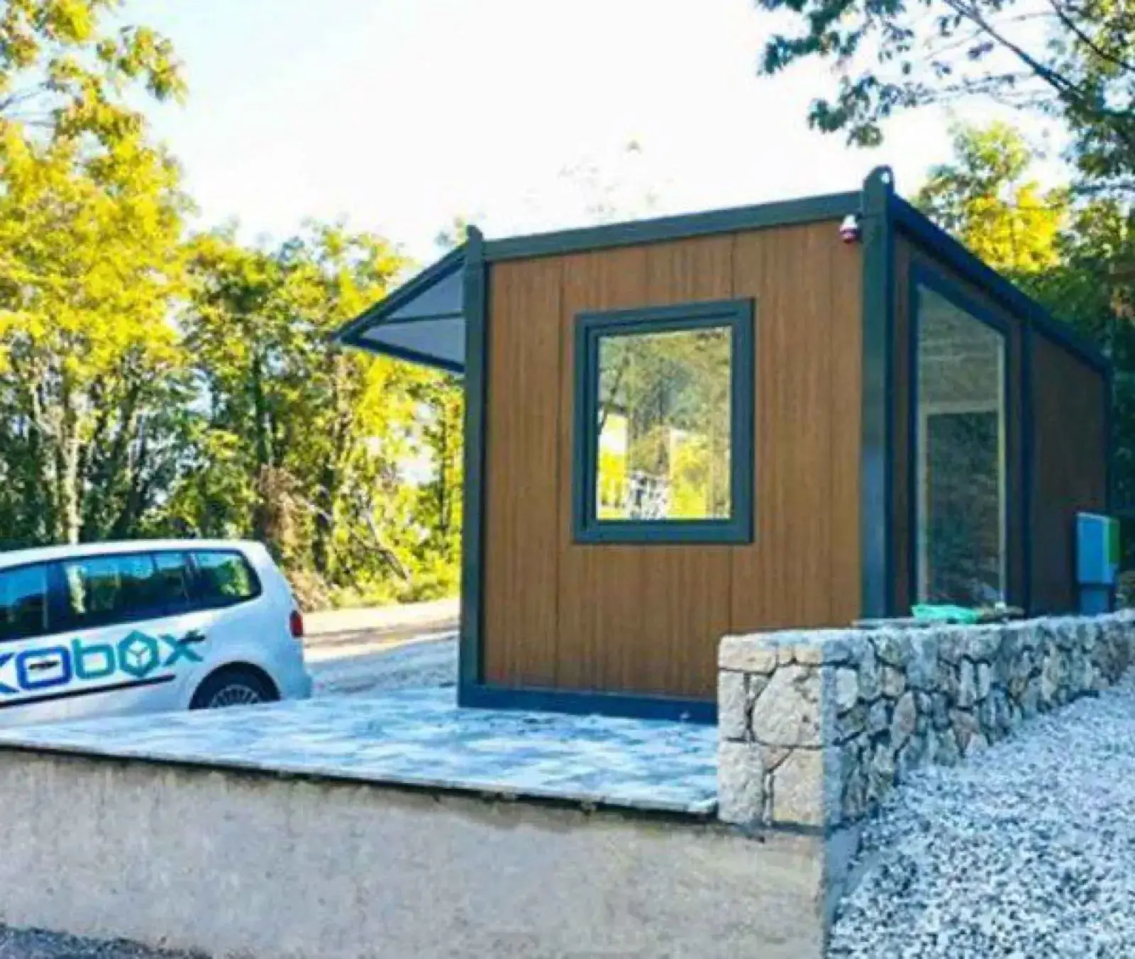 Kiosk kontejner s otvorenim izlogom
