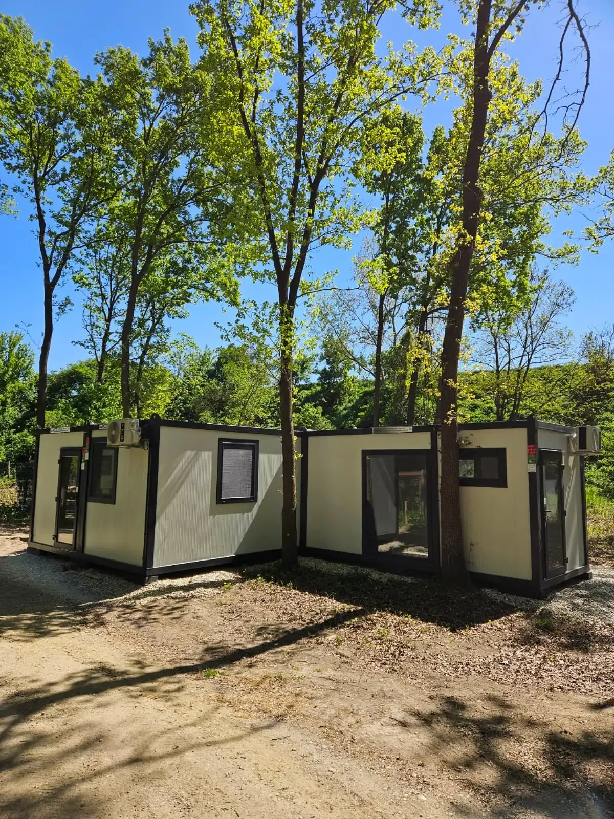 Kontejnerski kamp složen od više modula