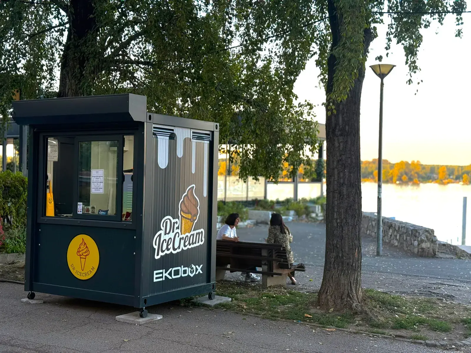Mobilni kiosk za sladoled uz šetnicu