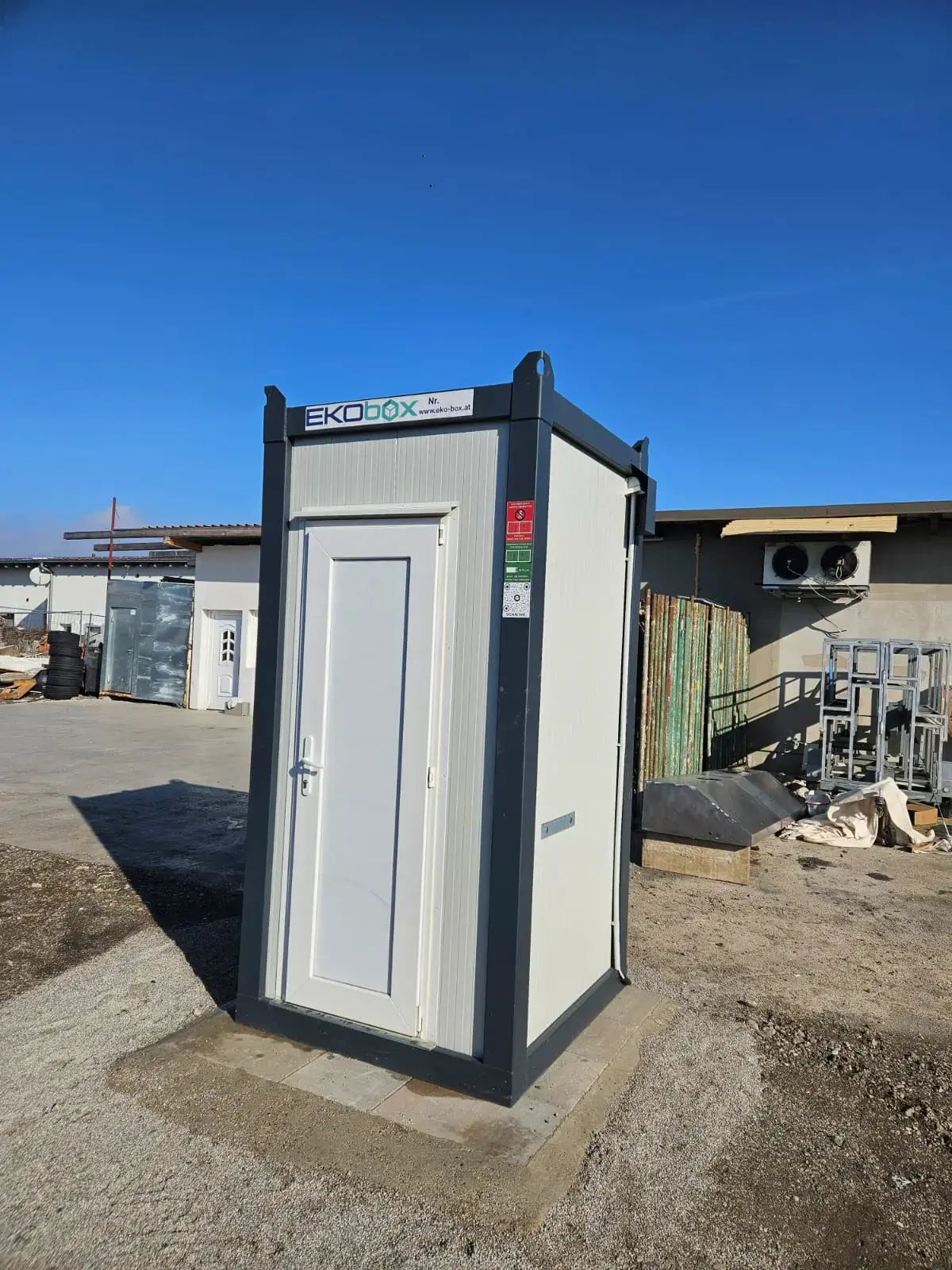 Mobilni WC kontejner na gradilištu