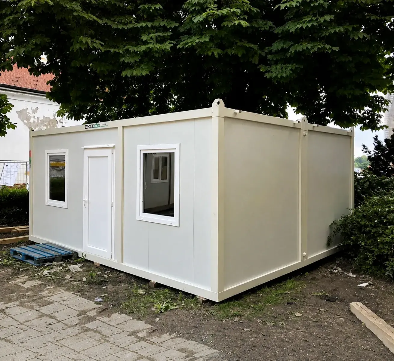 Montažni kontejner na popločanoj podlozi