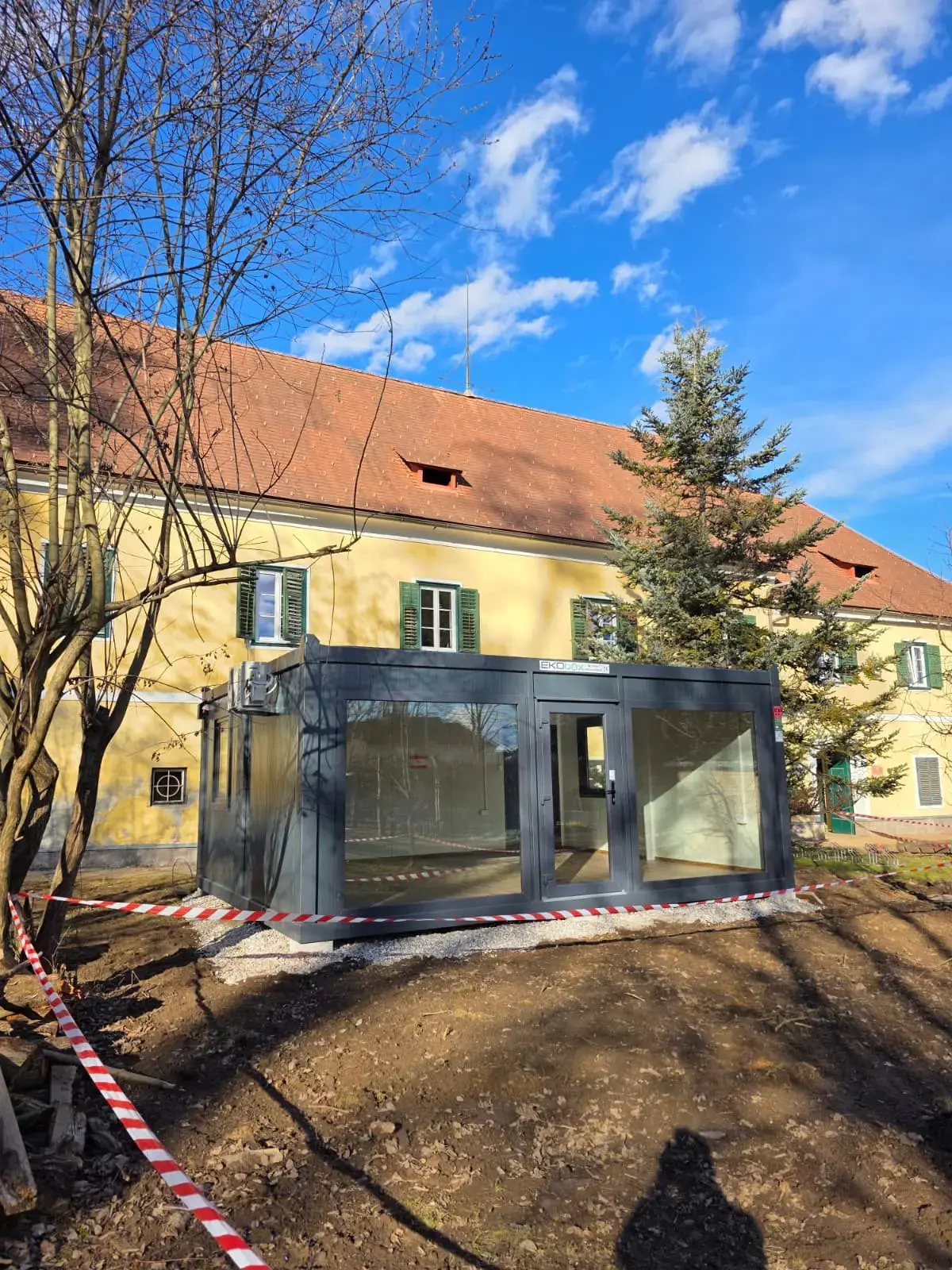 Montažni modul s velikim staklenim frontom