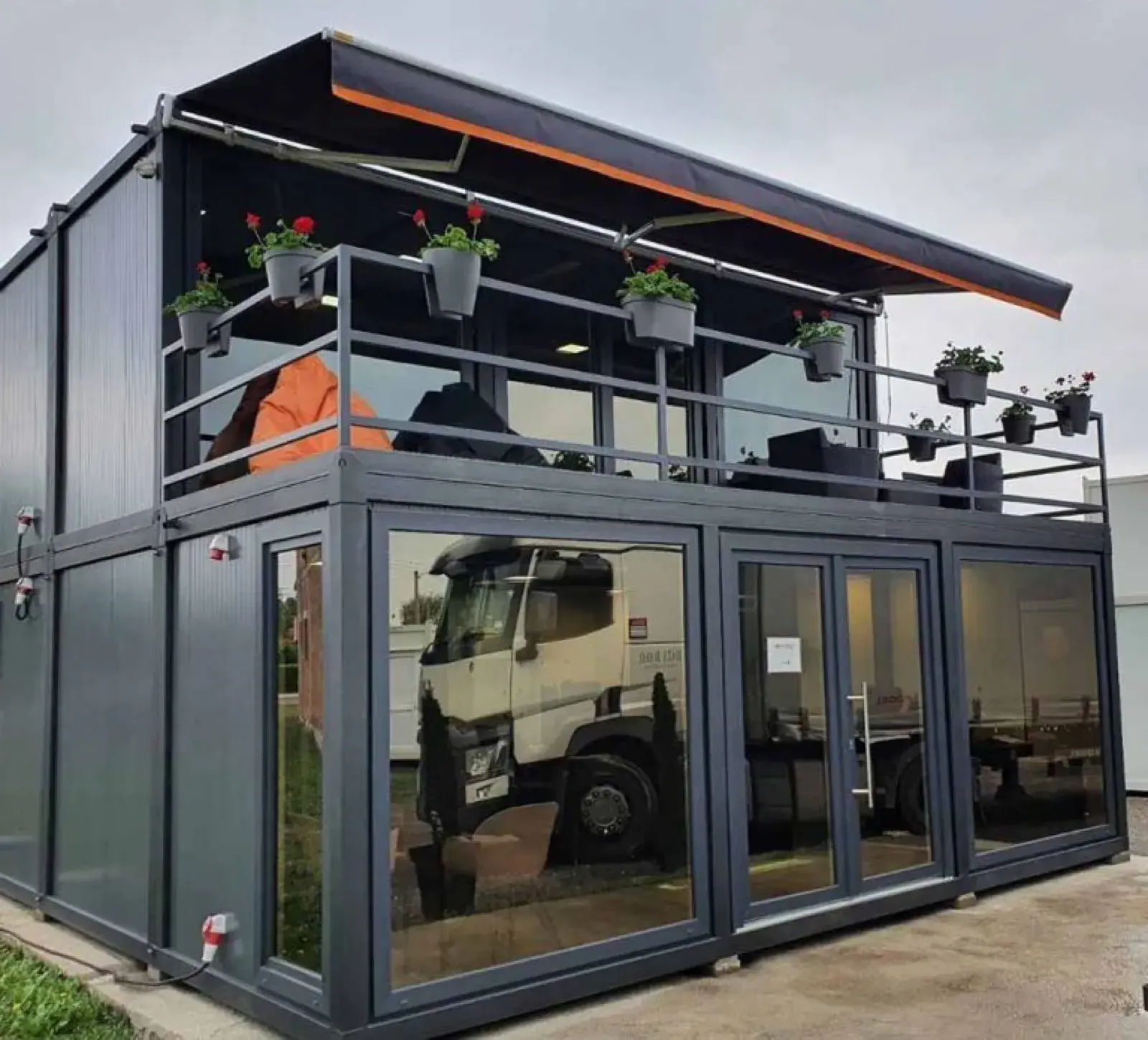 Ostakljeni gastro modul s krovnom terasom