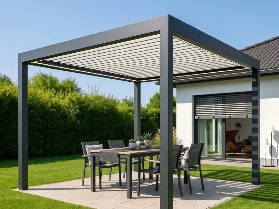 Pergola s pomičnim lamelama iznad vanjskog stola