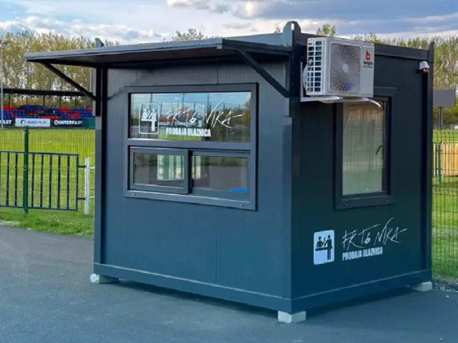 Kiosk za prodaju ulaznica uz sportski teren