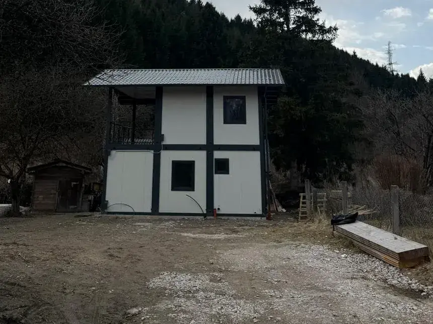 Stambeni moduli složeni u dvoetažni objekt