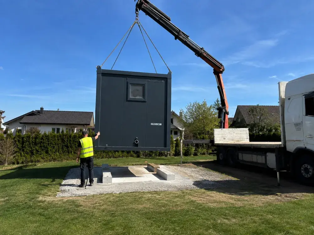 Postavljanje kontejnera kranom na pripremljene temelje