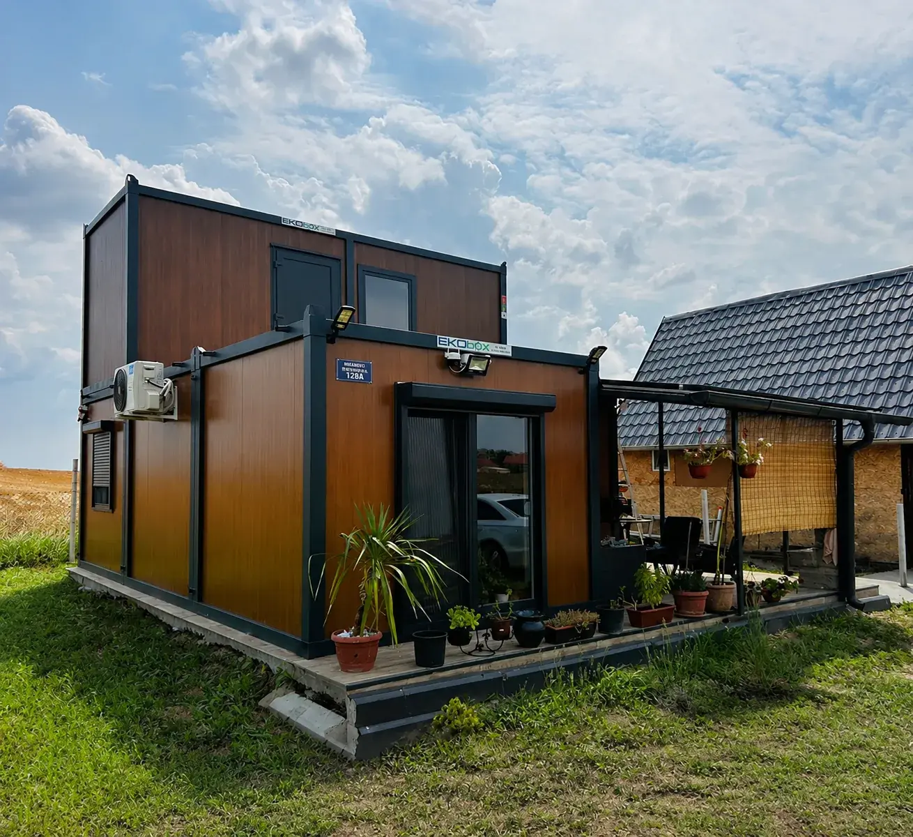 Tiny house s natkrivenom terasom uz kuću