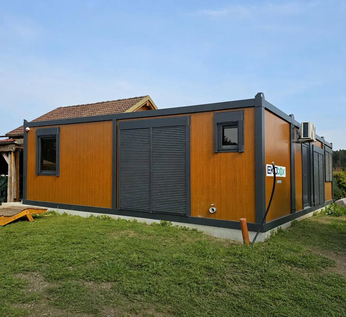 Tiny house s roletom i drvenom oblogom