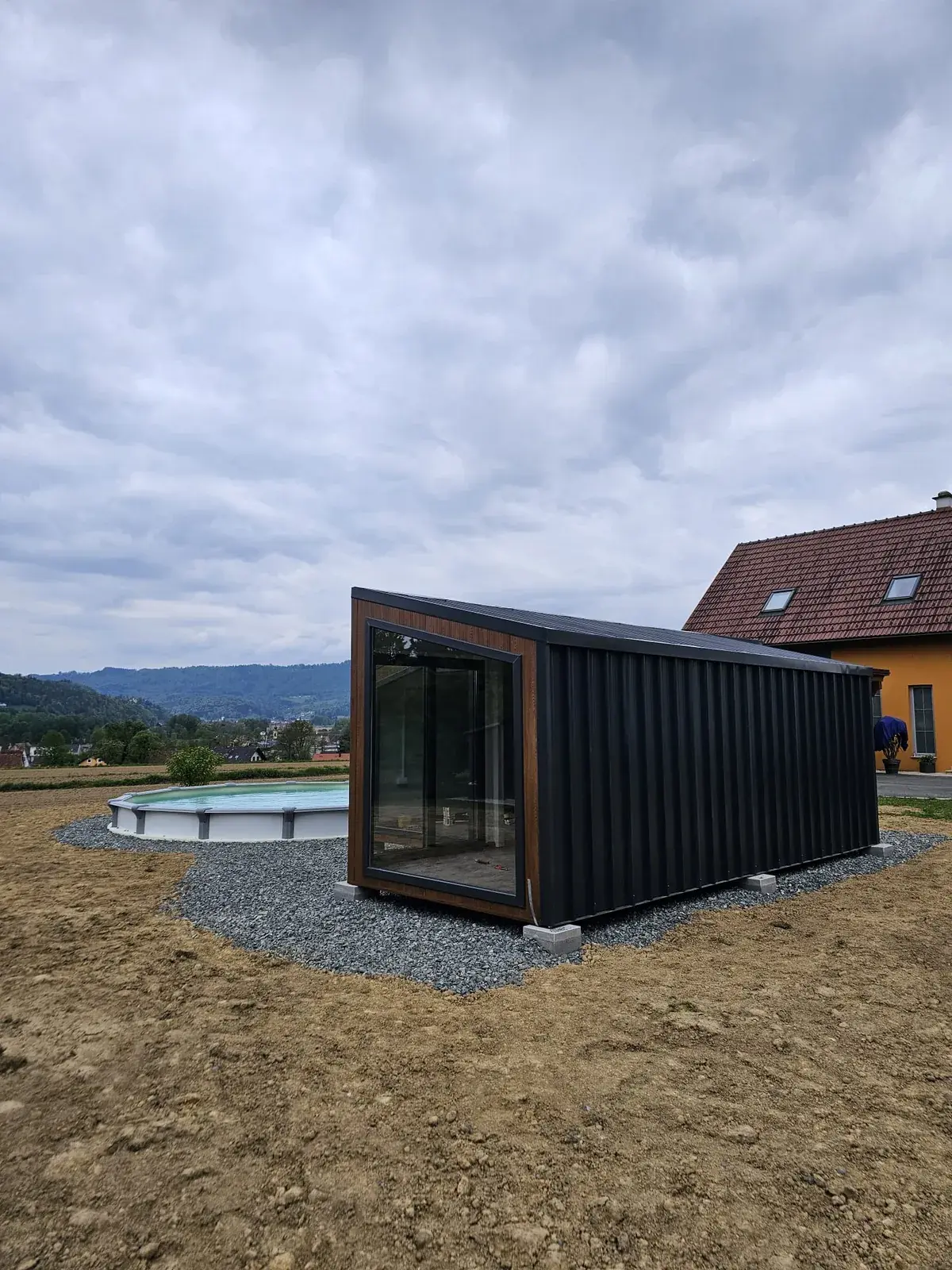 Tiny house u tamnoj oblozi na pripremljenoj podlozi