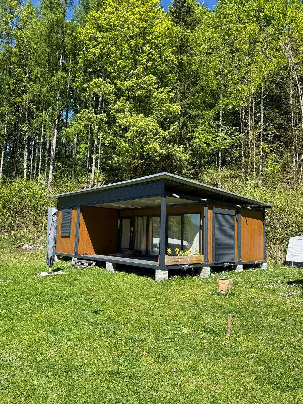 Tiny house s terasom i drvenom oblogom