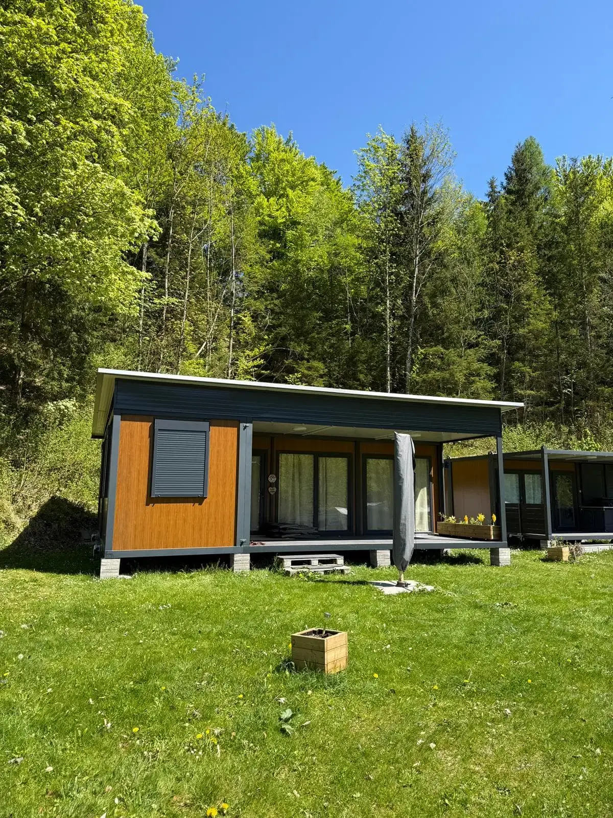 Tiny house s terasom u zelenilu