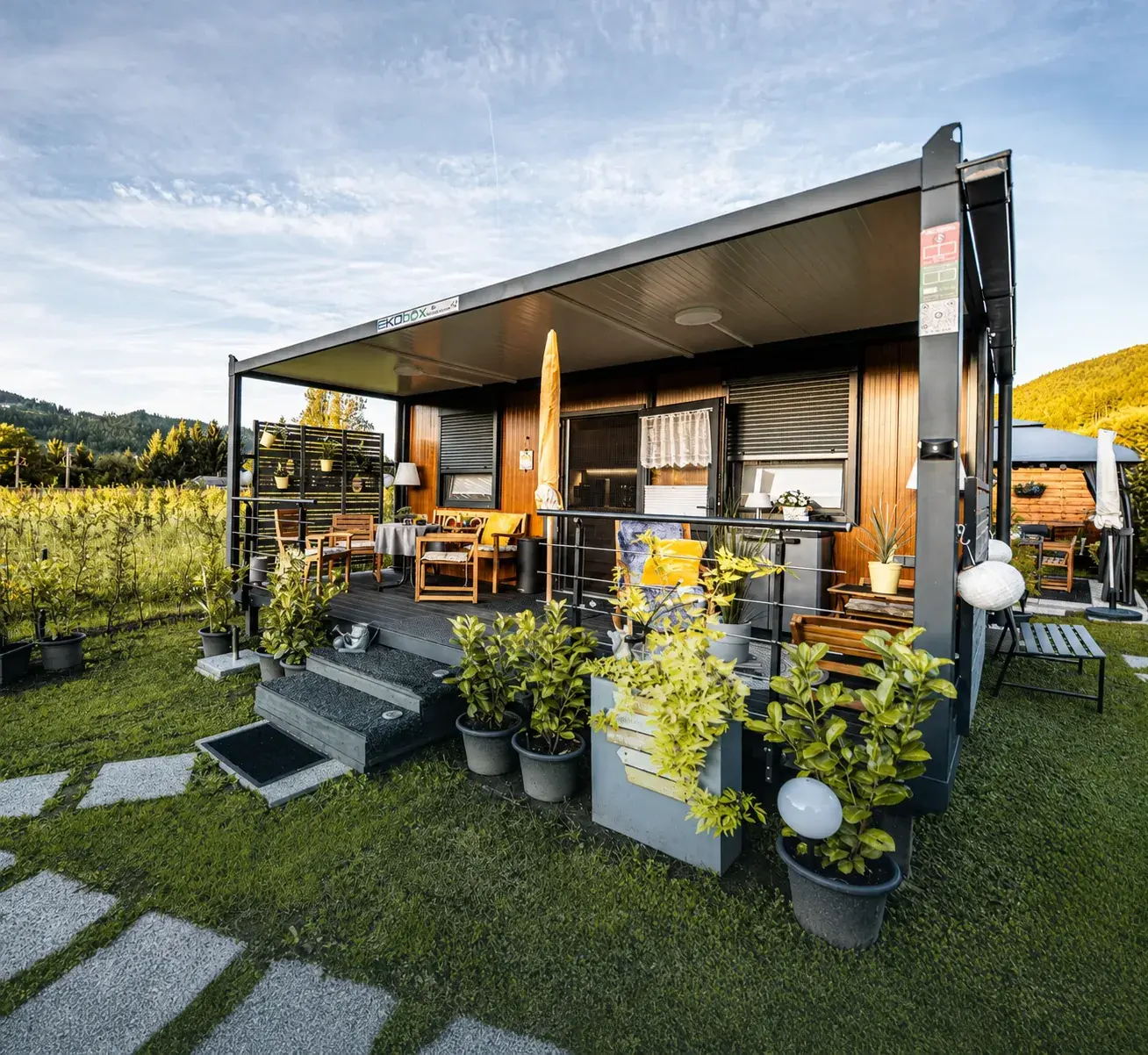 Tiny house kontejner EKO BOX s terasom i nadstrešnicom