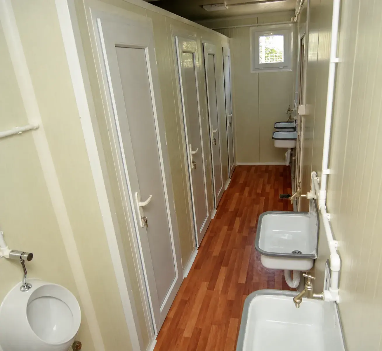 WC kabine u sanitarnom kontejneru