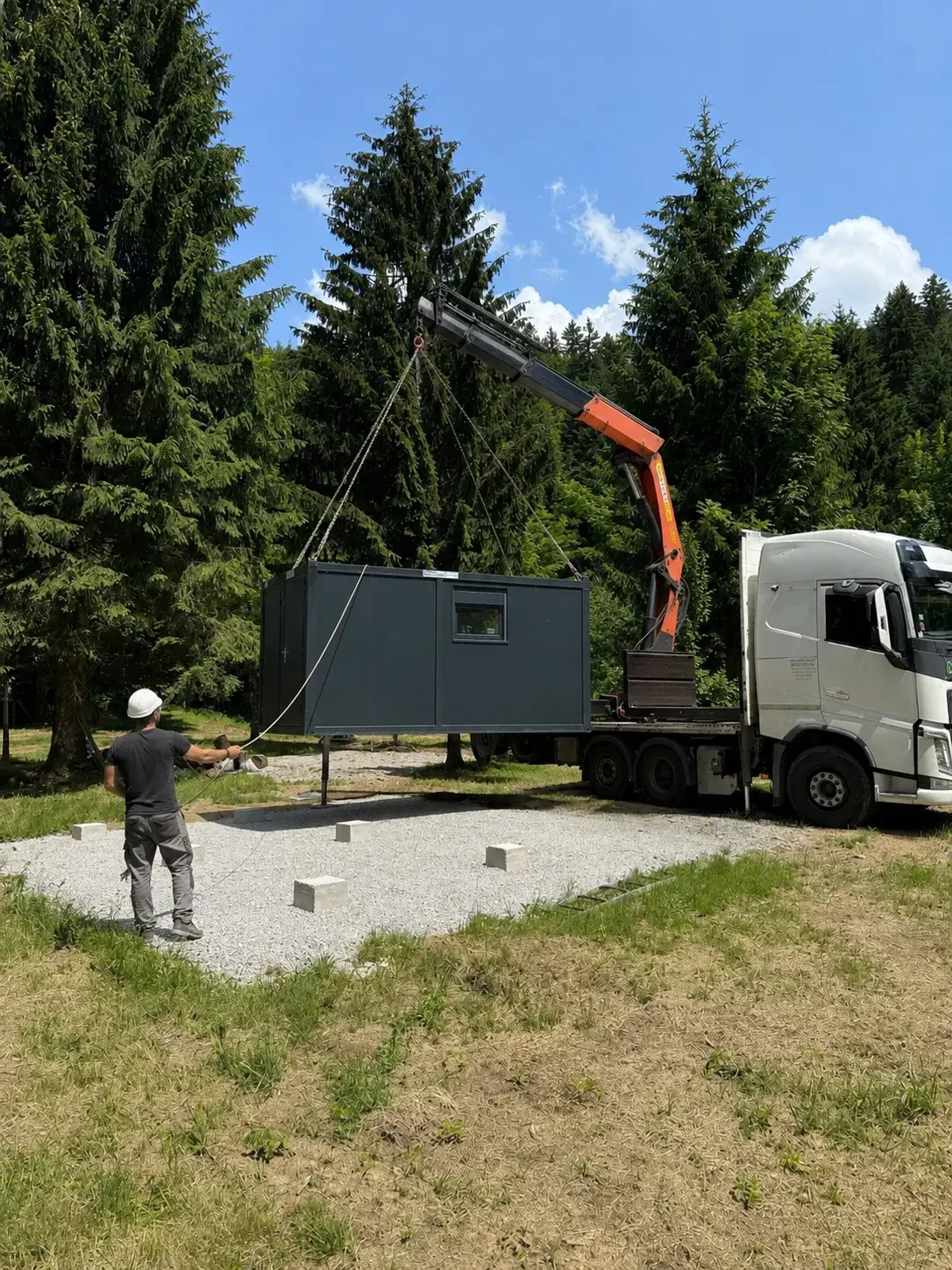 Modul na dizalici iznad temelja