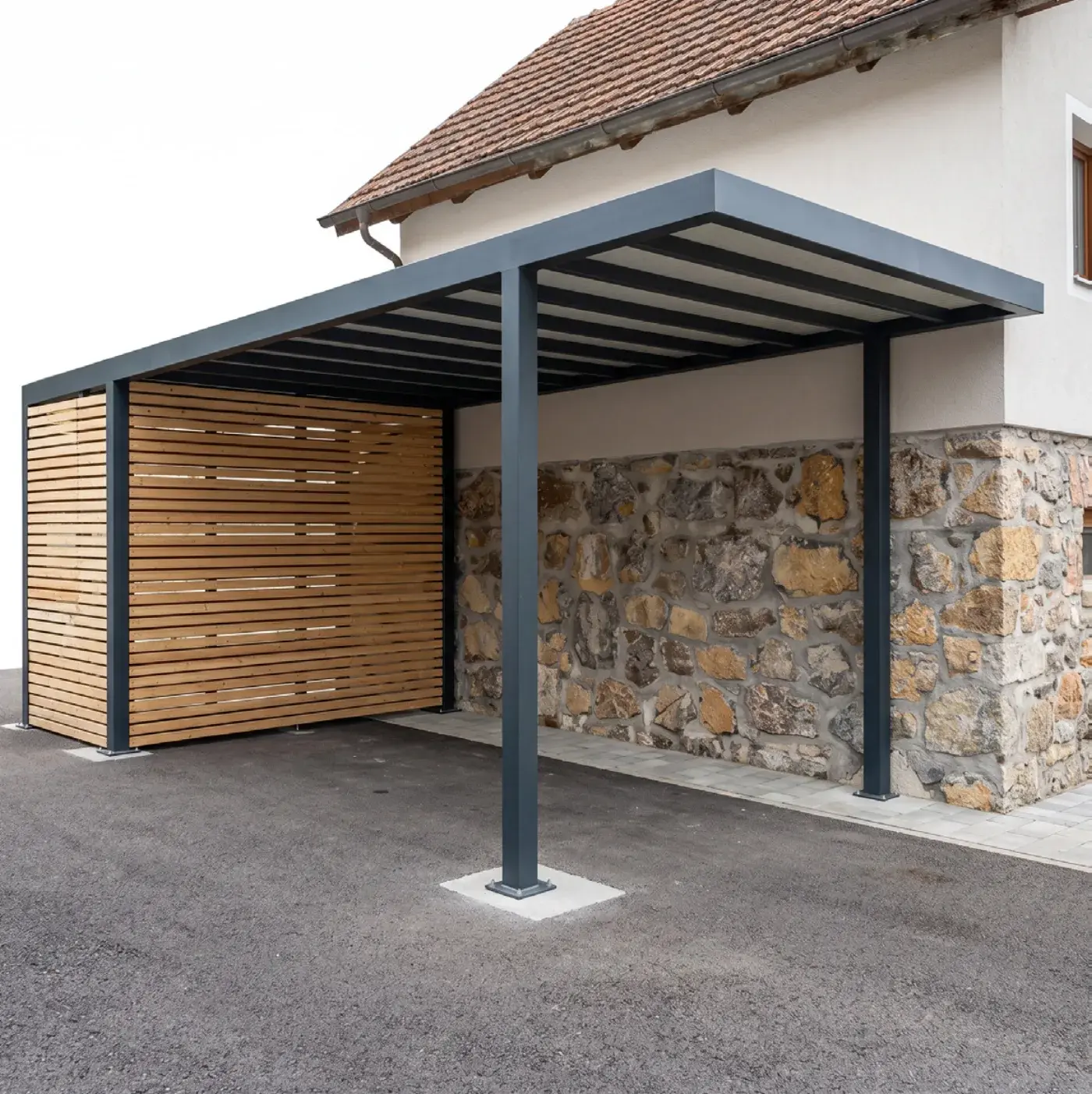 Pergola uz kuću s drvenim paravanom i sivom konstrukcijom
