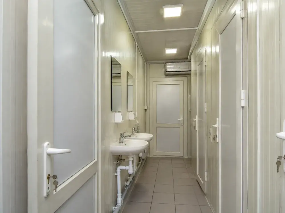 Standardni sanitarni kontejner s WC-om i tušem