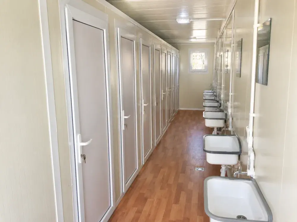 Sanitarni kontejner s više WC kabina