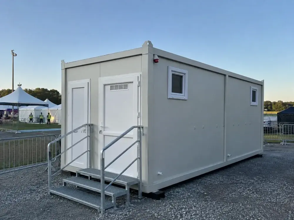 Mobilni WC kontejner na privremenoj lokaciji