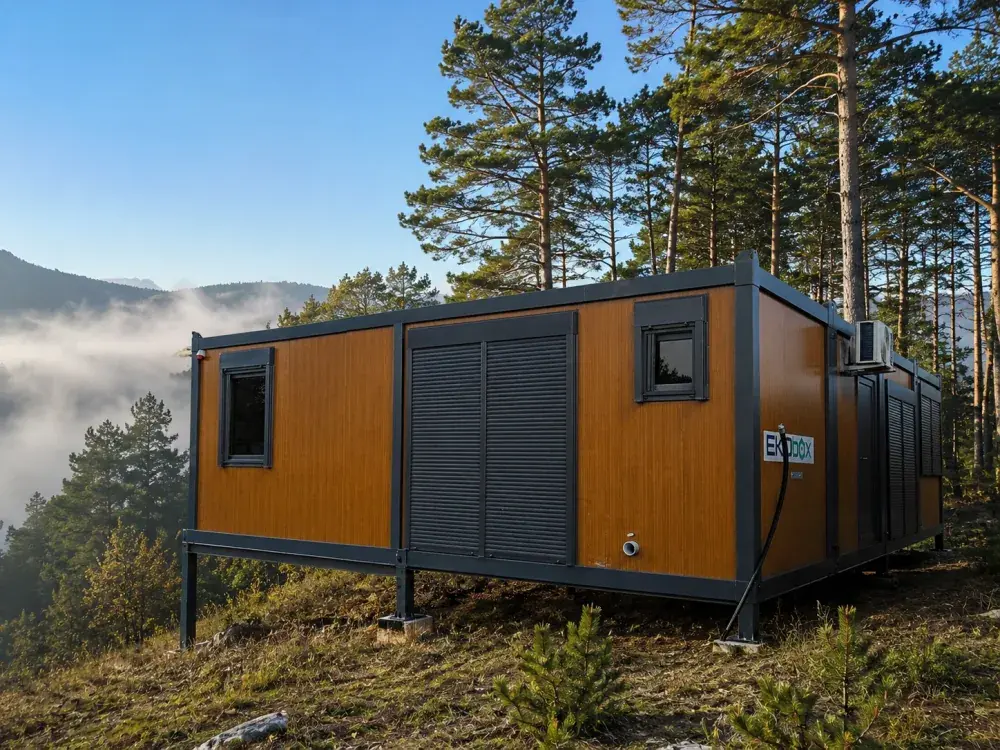 Tiny house kontejner kao vikendica u prirodi