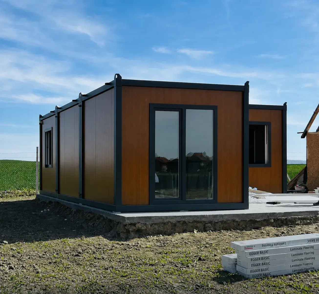 Tiny house kontejner s drvenom oblogom