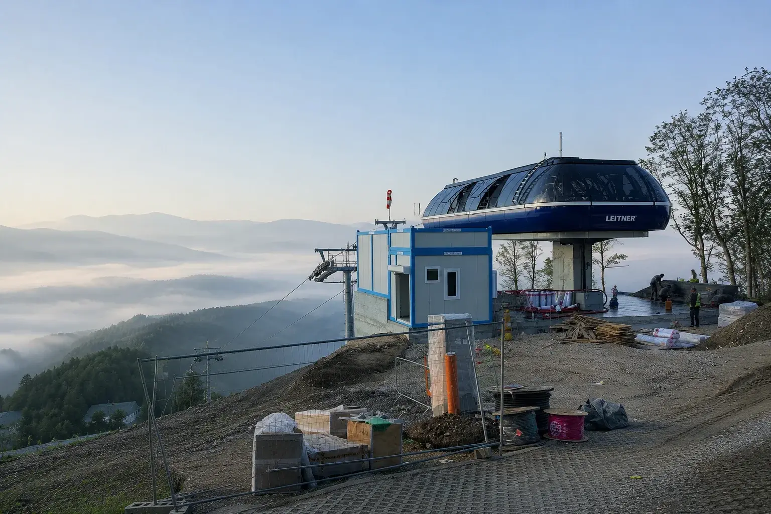 Isporučeni moduli na planinskom gradilištu